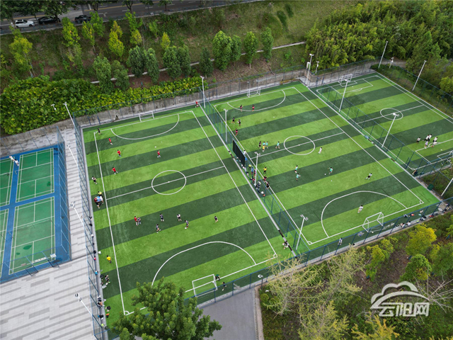 关于足球比赛场馆和设施升级改造进行中的信息