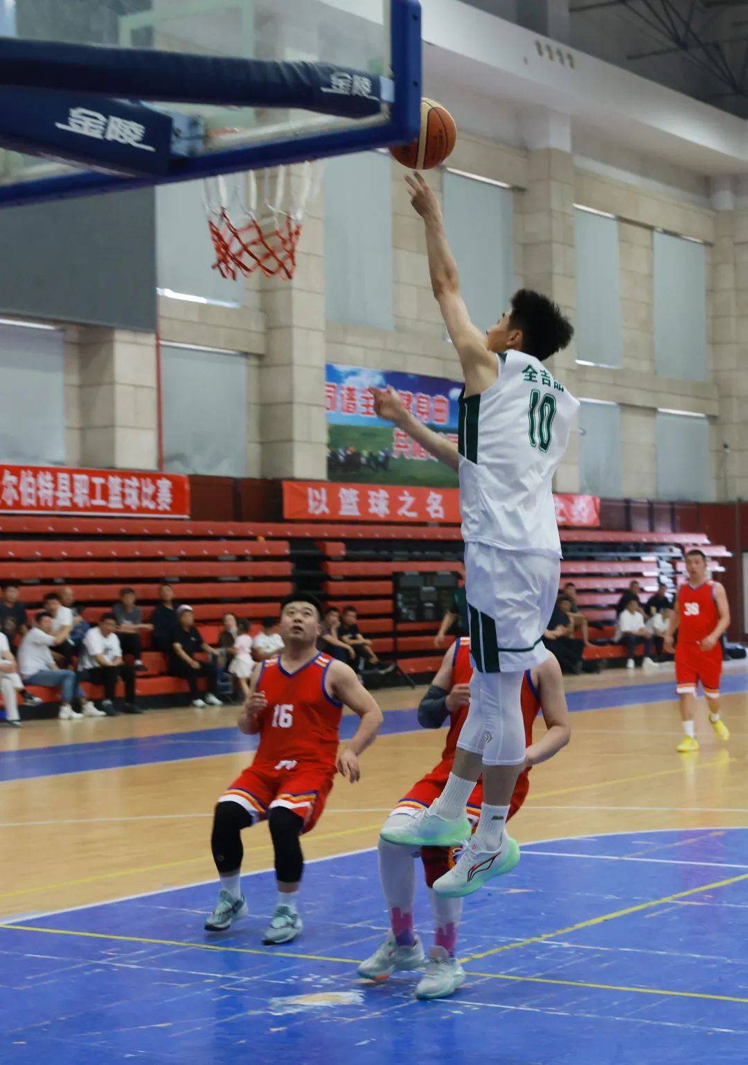 篮球比赛非常激烈