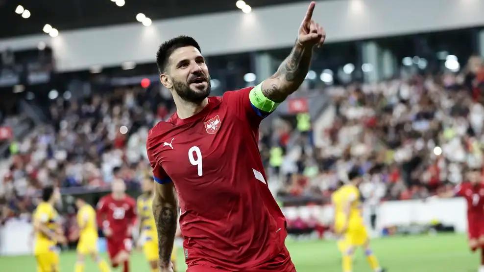 塞尔维亚队取得连胜，领跑欧预赛比赛小组排名的简单介绍